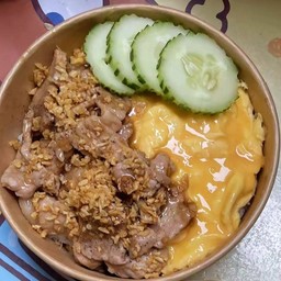 ข้าวหมูชิ้นกระเทียมไข่ข้น