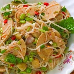 ยำเส้นขนมจีนน้ำปลาร้าใส่หมูยอ