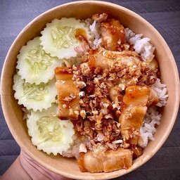 หมูกรอบกระเทียม (โรยพริกไทย)