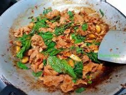 กระเพราหมูชิ้น