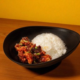 ข้าวหน้าไก่ทอดซอสหม่าล่า (แถมเครื่องเคียง)