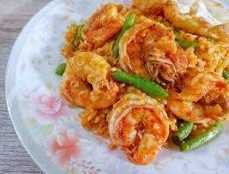 ผัดพริกแกงกุ้งราดข้าว
