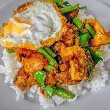 ผัดพริกแกงไก่ราดข้าว