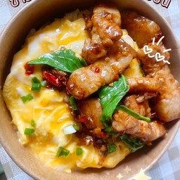 กระเพราหมูสามชั้น + ไข่ข้น