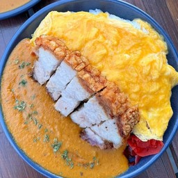 แกงกระหรี่หมูกรอบไข่ข้น