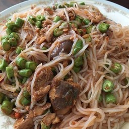 ยำเส้นขนมจีนน้ำปลาร้าใส่ปลากระป๋อง