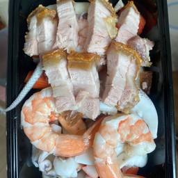 ยำวุ้นเส้นทะเลหมูกรอบ