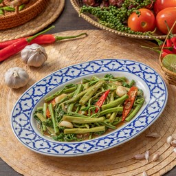 ผัดผักกระเฉดไฟแดง