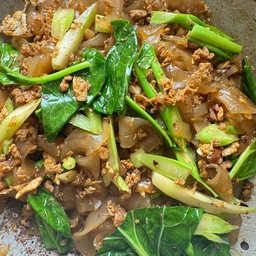 ผัดซีอิ๋วไก่