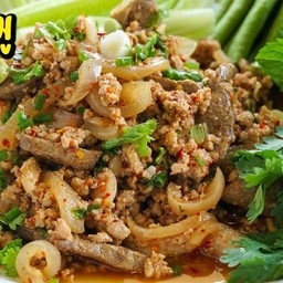 ข้าวหน้าน้ำตกหมูแซ่บไข่ดาว,ไก่