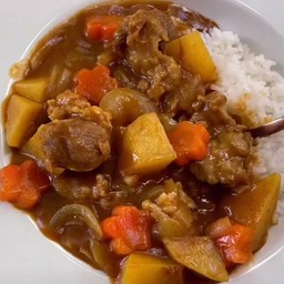 แกงกระหรี่หมูไข่ข้นราดข้าว