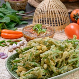 ยำผักบุ้งกรอบ