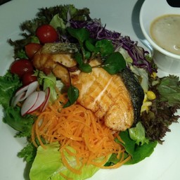 สลัดผักแซลม่อนย่าง