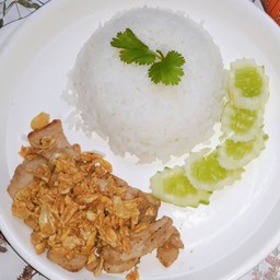 ข้าวหมูทอดกระเทียมพริกไทย ( หมูชิ้น )