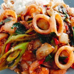 กระเพาปลาหมึกราดข้าว