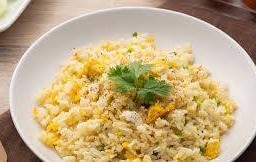 ข้าวผัดไข่จานใหญ่