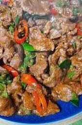 ผัดพริกแกงน่องลายราดข้าว