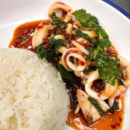 ข้าวกะเพราปลาหมึกพริกเผา