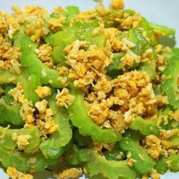 ข้าวหน้าผัดมะระใส่ไข่