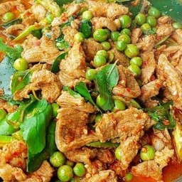 ข้าวหน้าผัดพริกแกงหมูชิ้นใส่มะเขือพวงใบกระเพรา