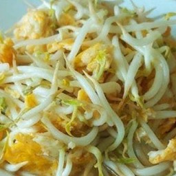 ข้าวหน้าผัดถั่วงอกใส่ไข่