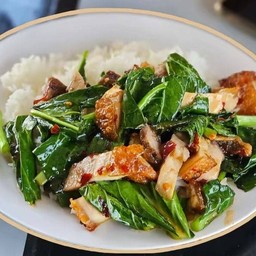 คะน้าหมูกรอบราดข้าว
