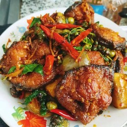 ผัดพริกแกงปลาดุกทอดราดข้าว