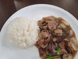 ผัดน้ำมันหอยเนื้อราดข้าว