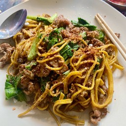 หมี่เหลืองผัดซีอิ๊วหมู