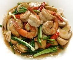 ผัดน้ำมันกุ้งราดข้าว