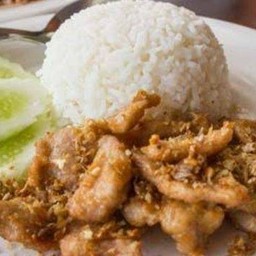 ไก่ทอดกระเทียมพริกไทยราดข้าว