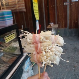 สามชั้นพันเห็ดเข็มทอง