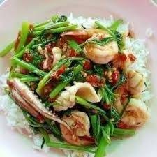 ผัดผักบุ้งทะเลราดข้าว