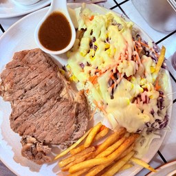 สเต๊ก+สลัดผัก+เฟรนฟรายส์+ขนมปัง+ซอส