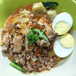 บะหมี่เกี๊ยวหมูกรอบต้มยำน้ำข้นพิเศษ