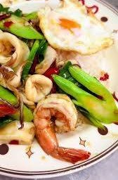 ผัดคะน้าทะเลราดข้าว