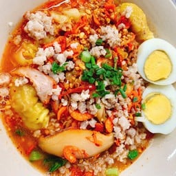 เกี๊ยวน้ำหมูกรอบโบราณน้ำพิเศษ