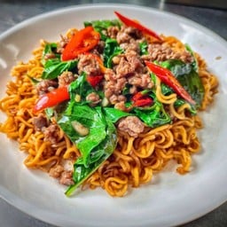 มาม่าเนื้อผัดใบโหรพา