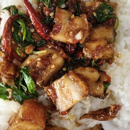 กะเพราหมูกรอบราดข้าว