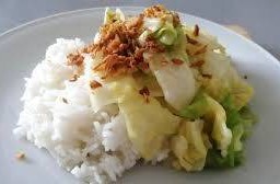 กะหล่ำน้ำปลากุ้งราดข้าว