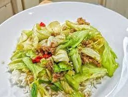 กะหล่ำผัดน้ำปลาหมูราดข้าว