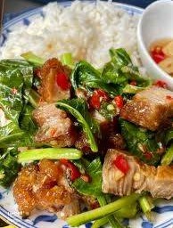 ผัดคะน้าหมูกรอบราดข้าว