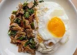 กระเพราเนื้อชิ้น