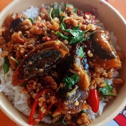 กะเพราหมูสับ ไข่เยี่ยวม้า