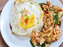 กระเพราไก่ชิ้นราดข้าว