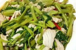 ผัดผักบุ้งไก่ราดข้าว