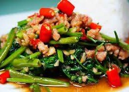 ผัดผักบุ้งหมูราดข้าว.