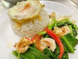 ผัดคะน้ากุ้งราดข้าว