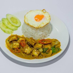 เครื่องแกงหมูกรอบฟรีไข่ดาว