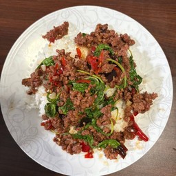 กะเพราหมูสับราดข้าว